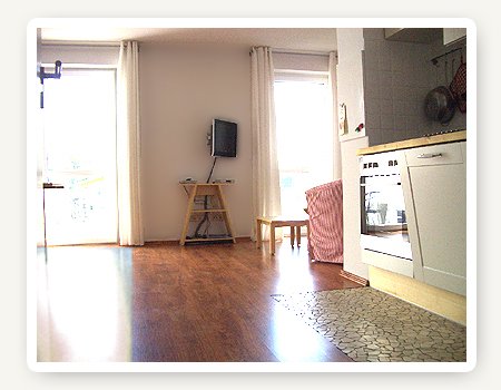 Der Wohnraum unserer Ferienwohnung unten auf der linken Seite!