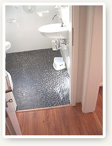 Badezimmer mit Fenster und Dusche